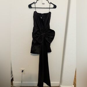 Elegant Black Strapless Dress with Bow